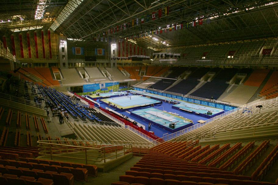 Ultimi preparativi prima dell’inizio delle competizioni all’Olympic Indoor Hall, struttura ospitante delle gare di ginnastica alle Olimpiadi 2004. AFP